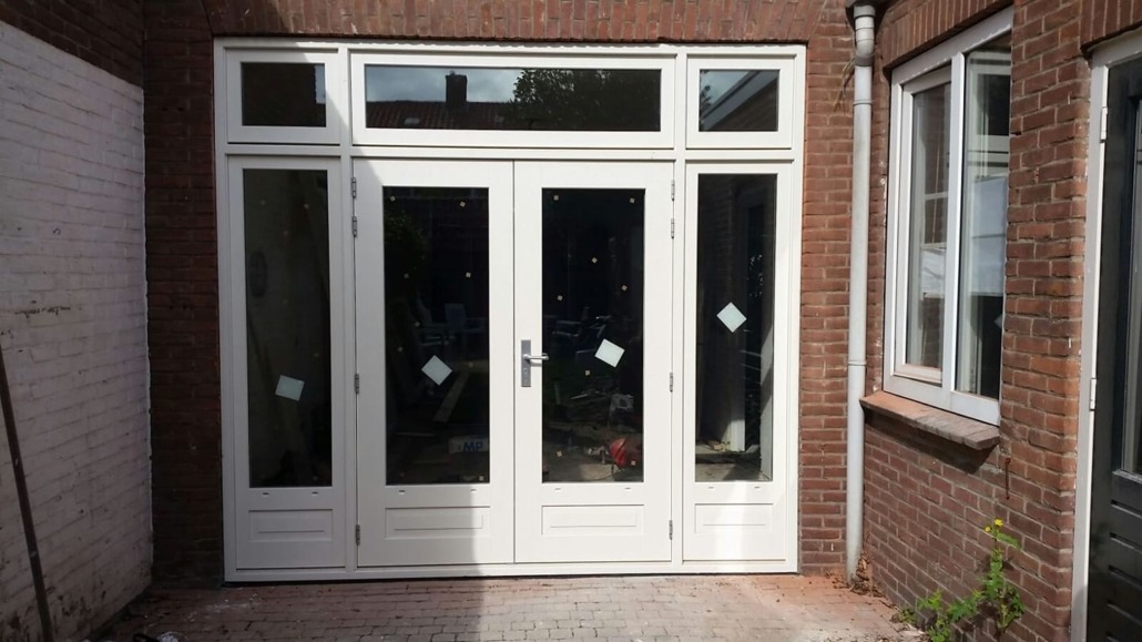kunststof-konijnen-Hardhout-stolpdeuren-met-2-klapramen-en-vastglas-in-de-overige-delen.-1030x579