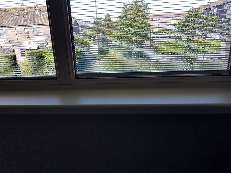 kunststof-konijnen-Lamellen-in-het-dubbelglas-01