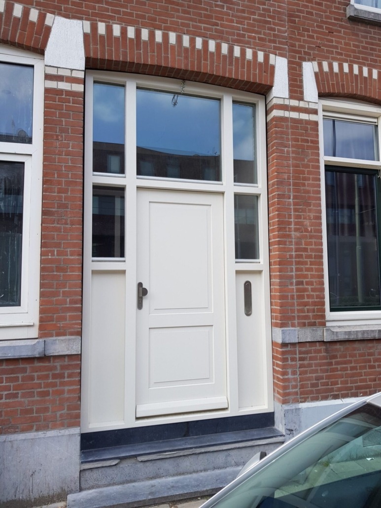 kunststof-konijnen-Rotterdam-Hardhouten-kozijn-voordeur-02-scaled-773x1030